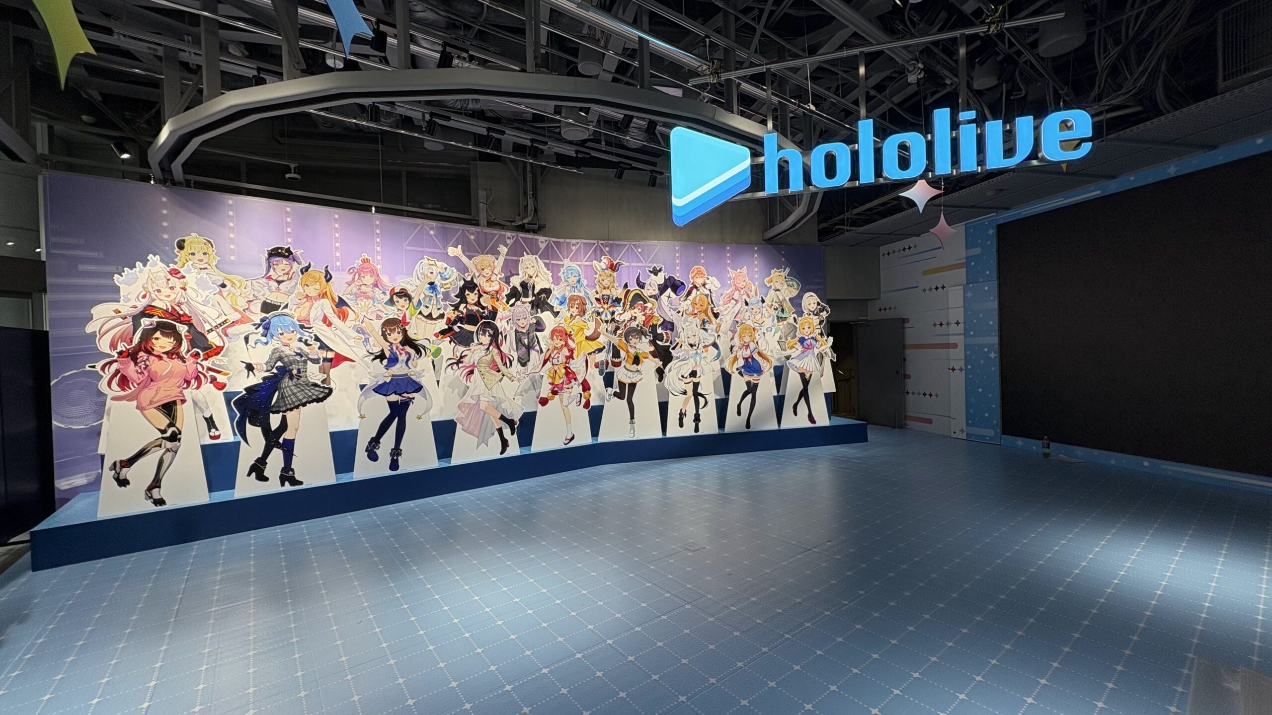 ステージ装飾 木工＋パネル＋フロアマット、等身大スタンディ、バックパネル