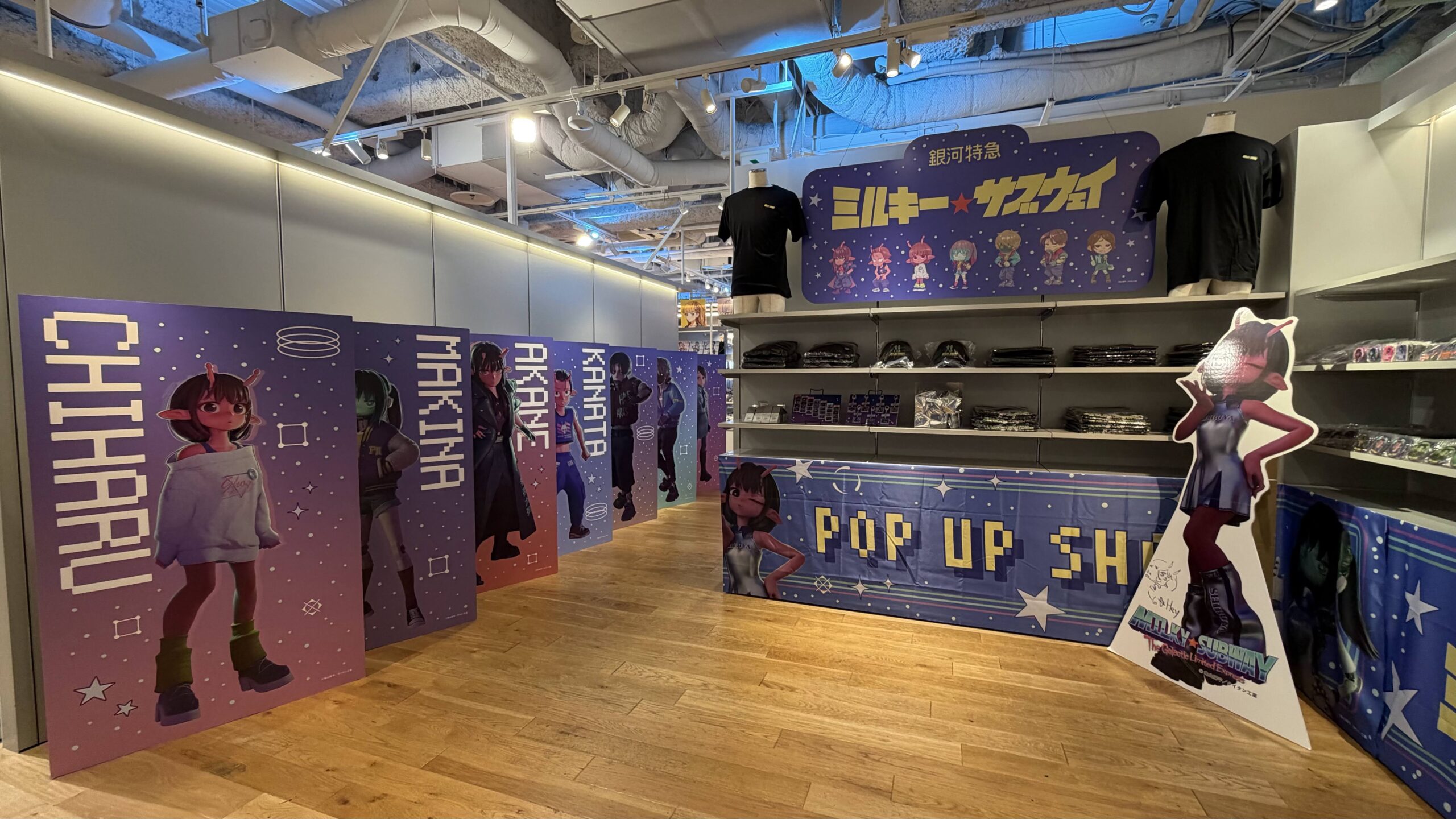 自立パネル W600 H1500、テーブルクロス W2500 H1400、カットアウトパネル W2000 H600