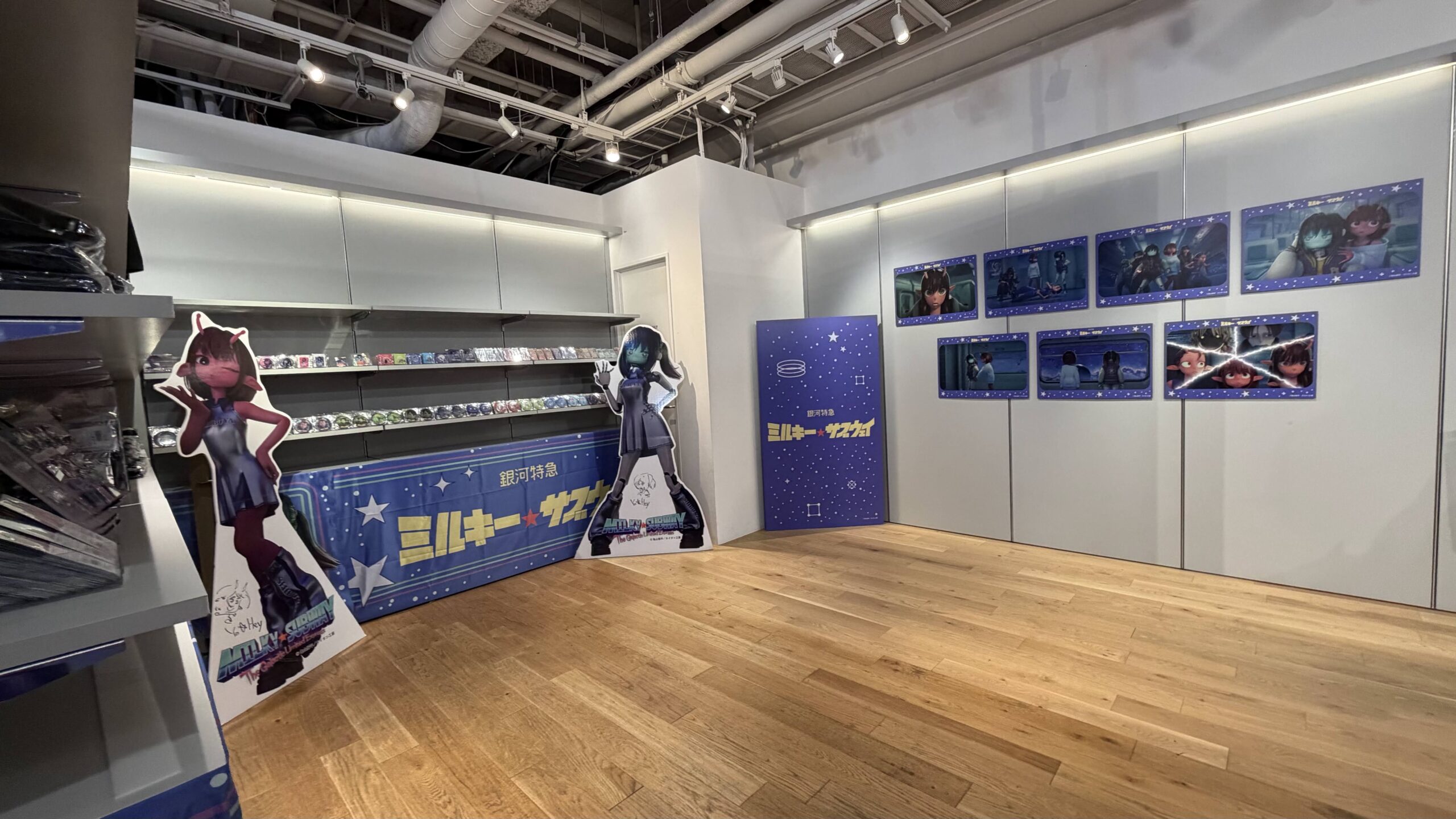 自立パネル W600 H1500、テーブルクロス W2500 H1400、カットアウトパネル W2000 H600