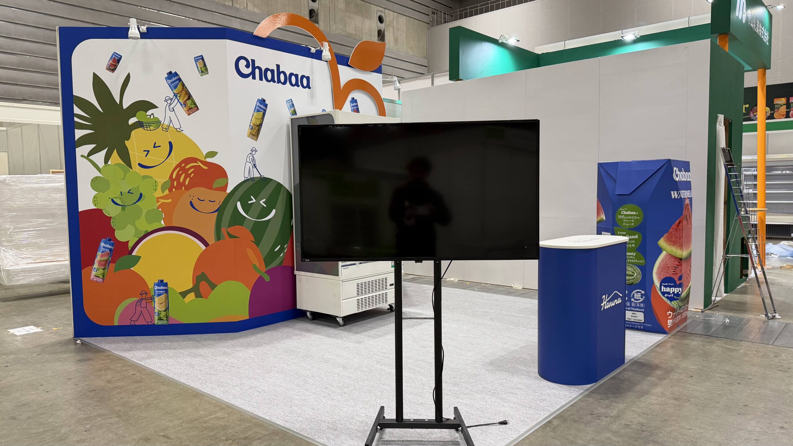 バックパネル W1400 H2700、楕円展示台 W800 H1200、オリジナルドリンク紙什器