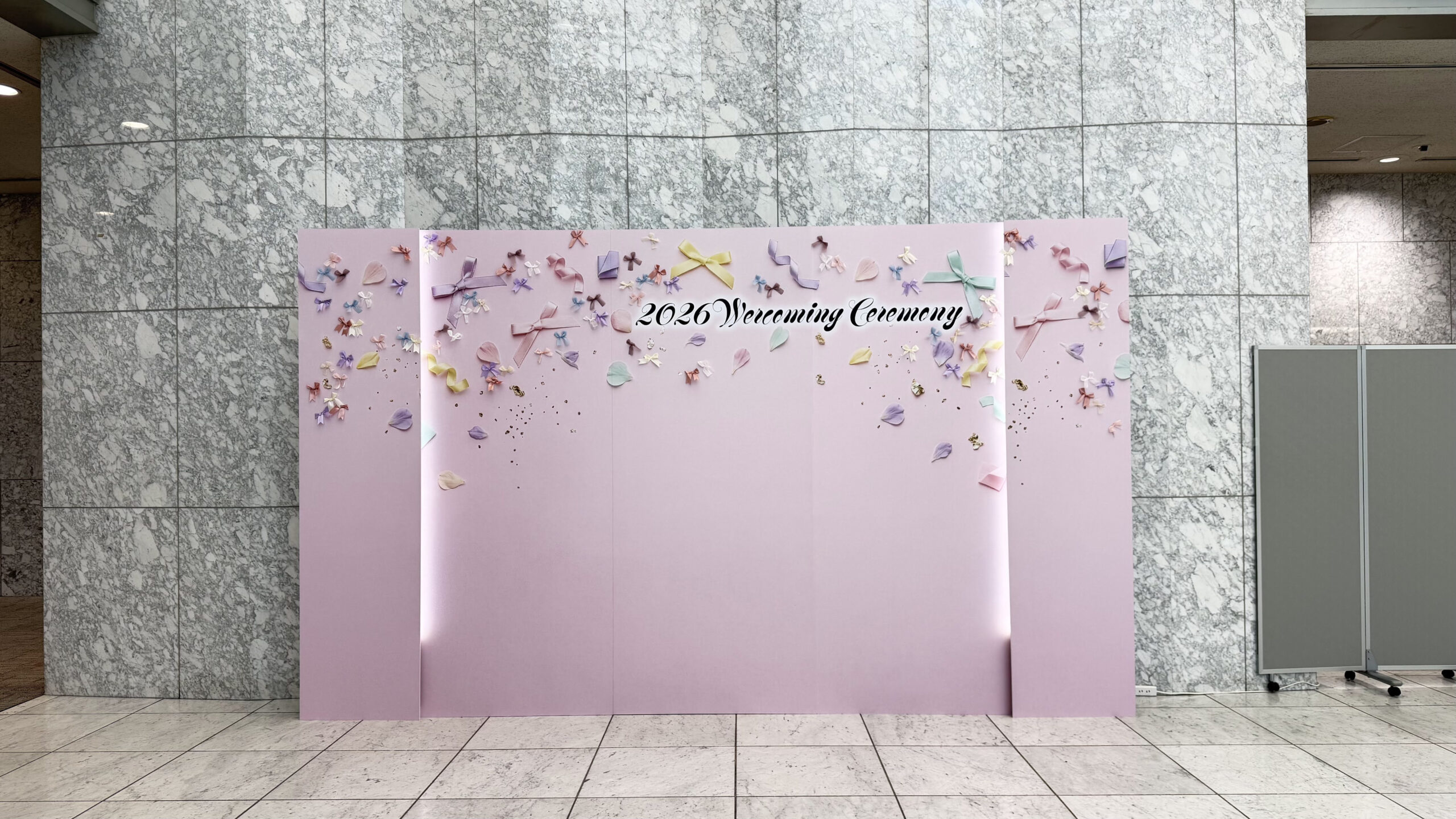 間接照明LED＆リボン付自立バックパネル W4200 H2400