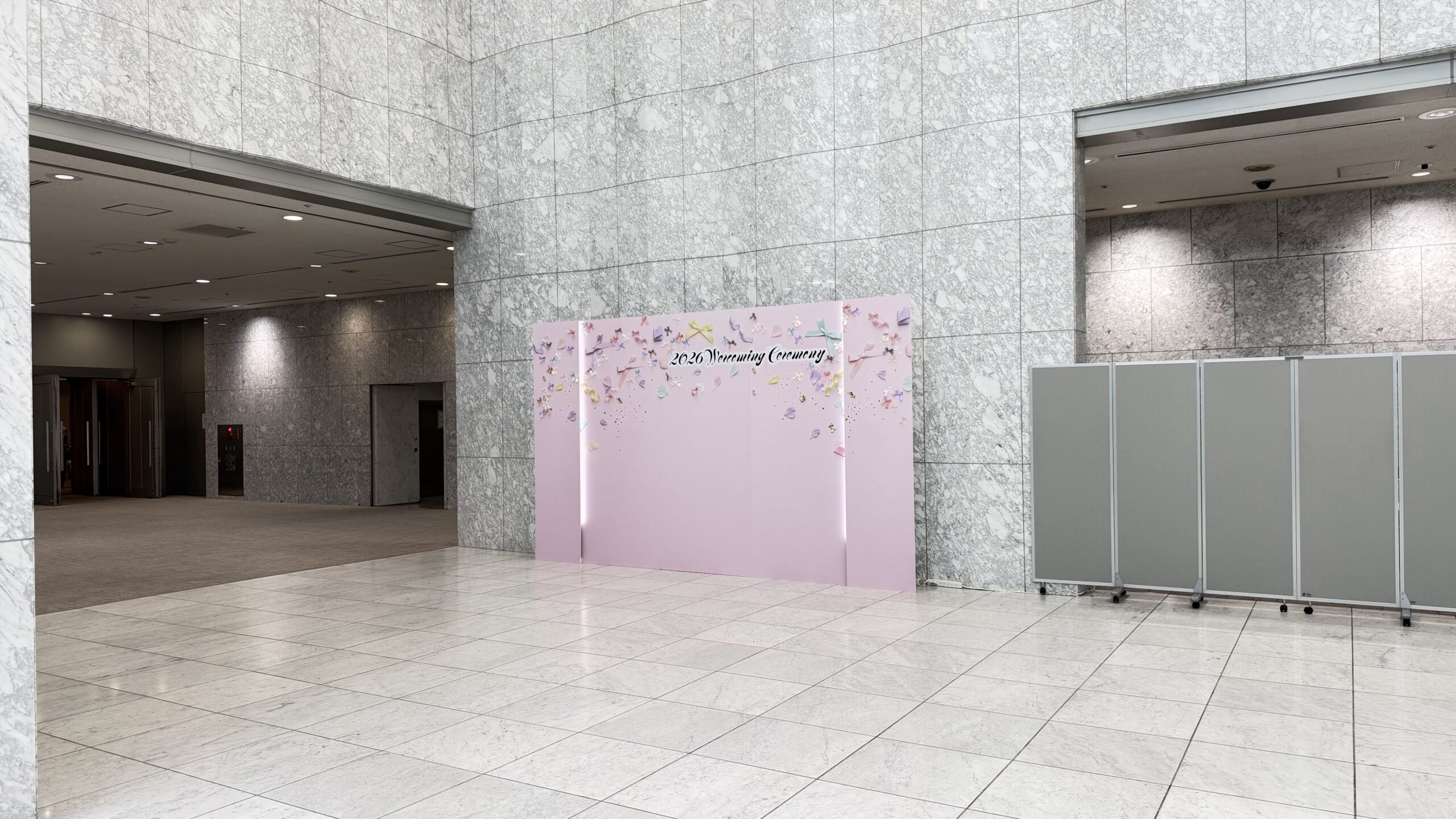 間接照明LED＆リボン付自立バックパネル W4200 H2400