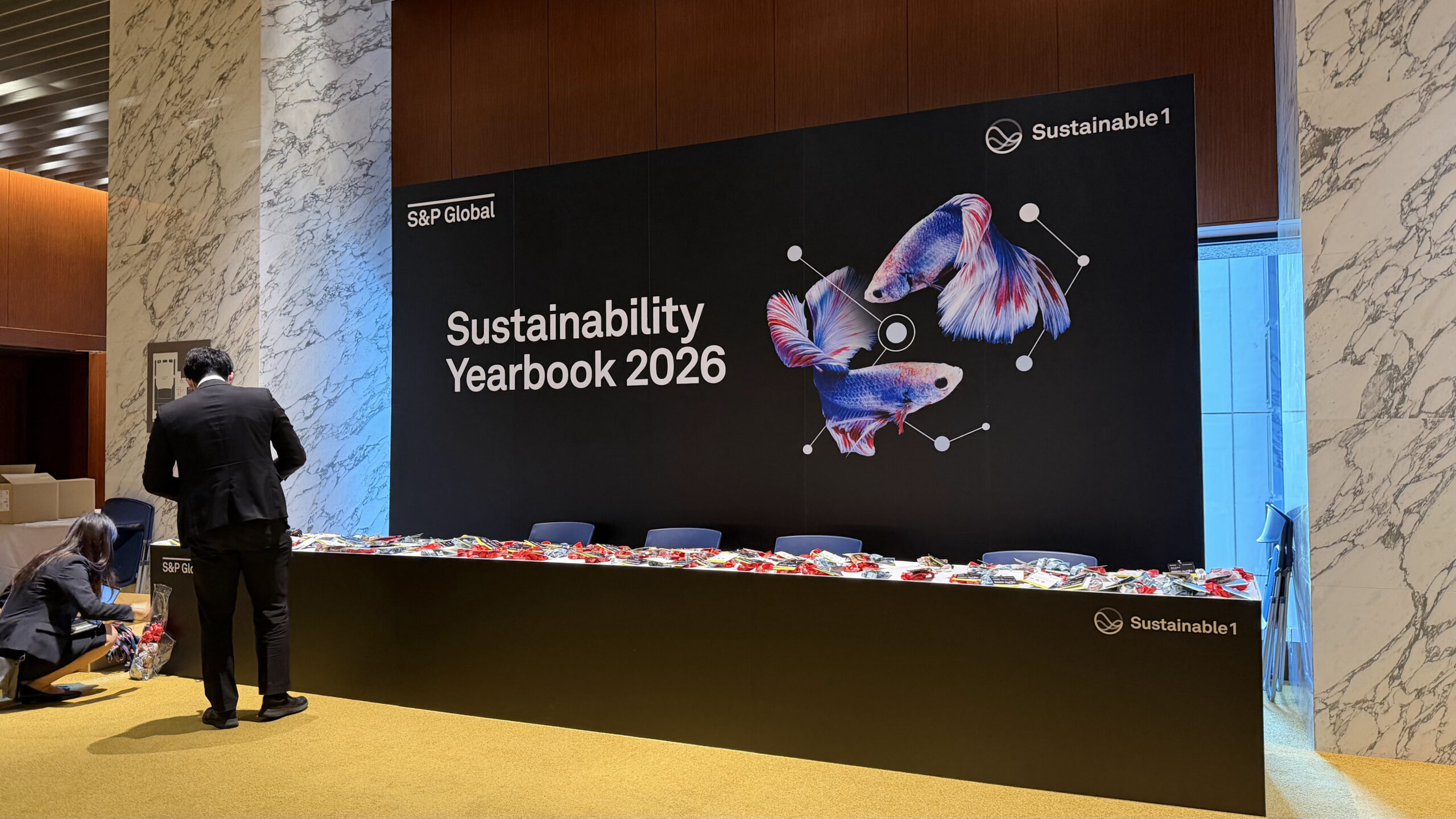 自立バックパネルW5000 H3300、受付コの字パネル W6000 H700