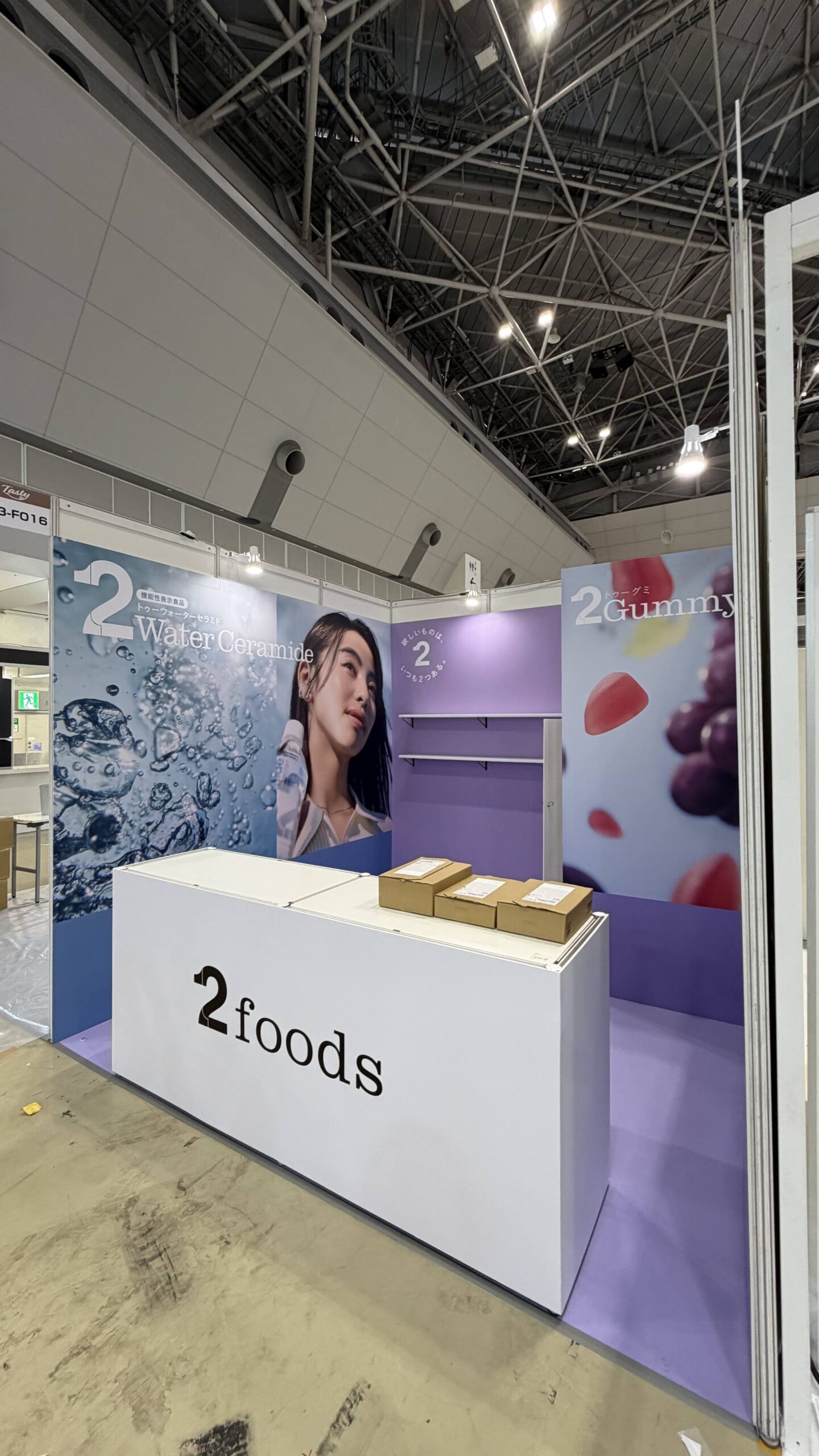 バックパネルW2000 H2700、造作棚、ストックルーム、展示台コの字パネル
