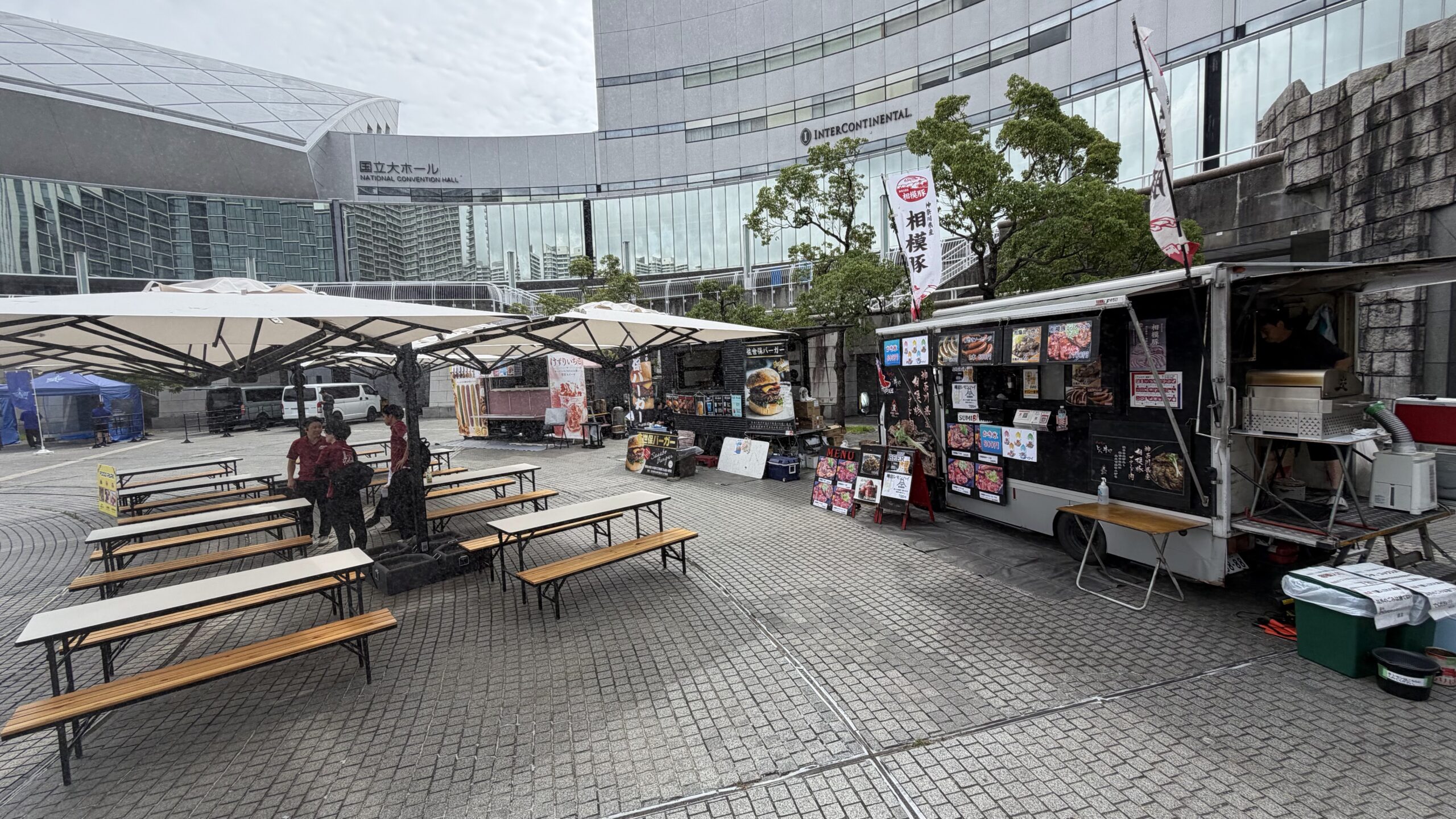 スタイリッシュ日除け、ベンチ、テーブル